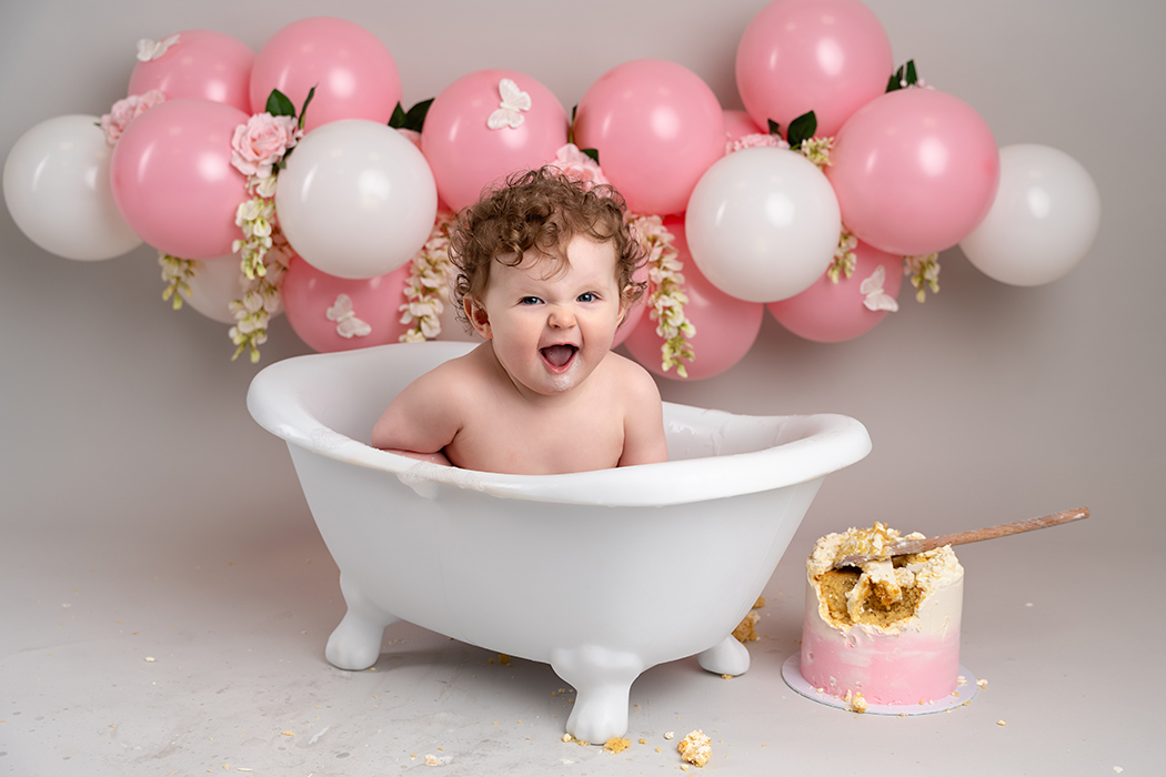 baby roll top bath with pink and white balloons cake smash and splash