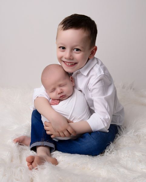 6 week old newborn photo with sibling